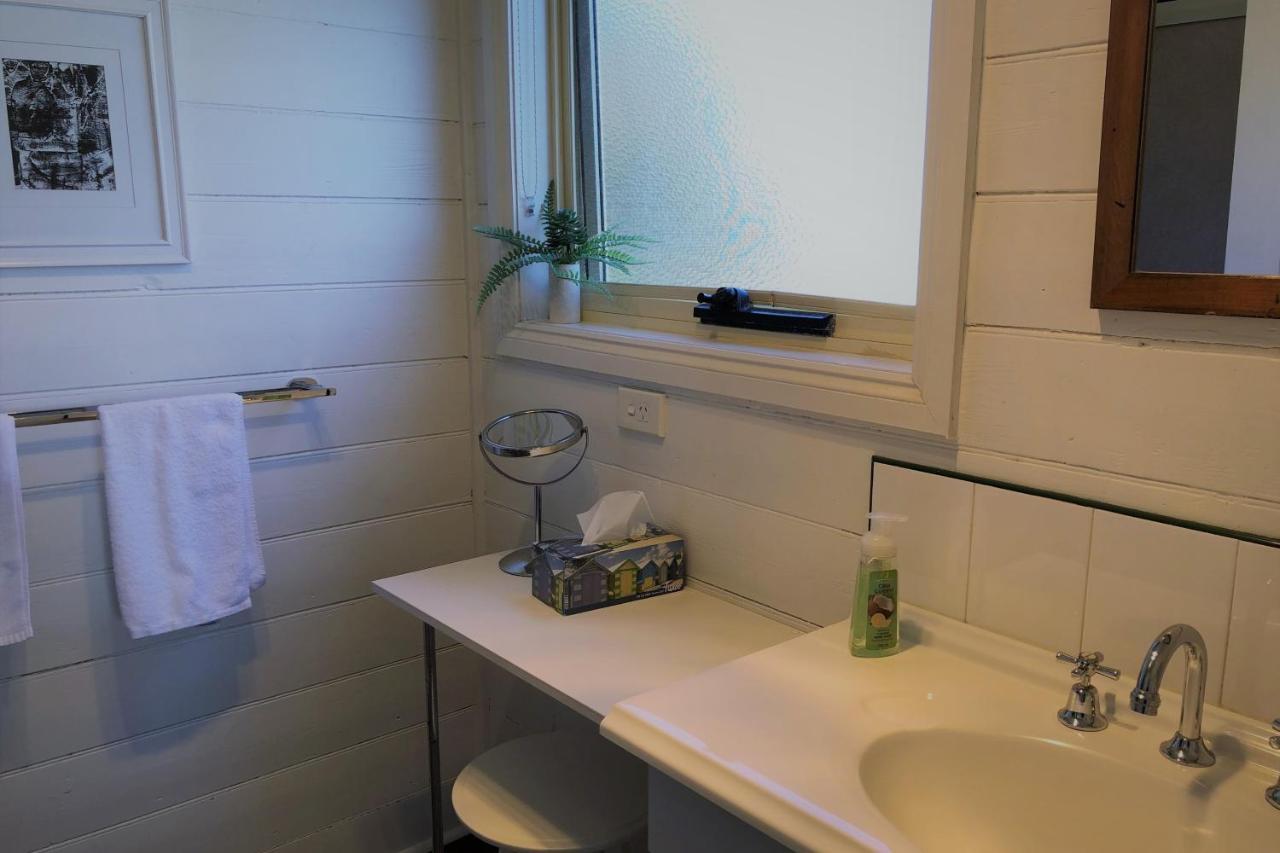 Binalong Beach Cottage Beachfront At Bay Of Fires Next To Restaurant Binalong Bay Exterior foto