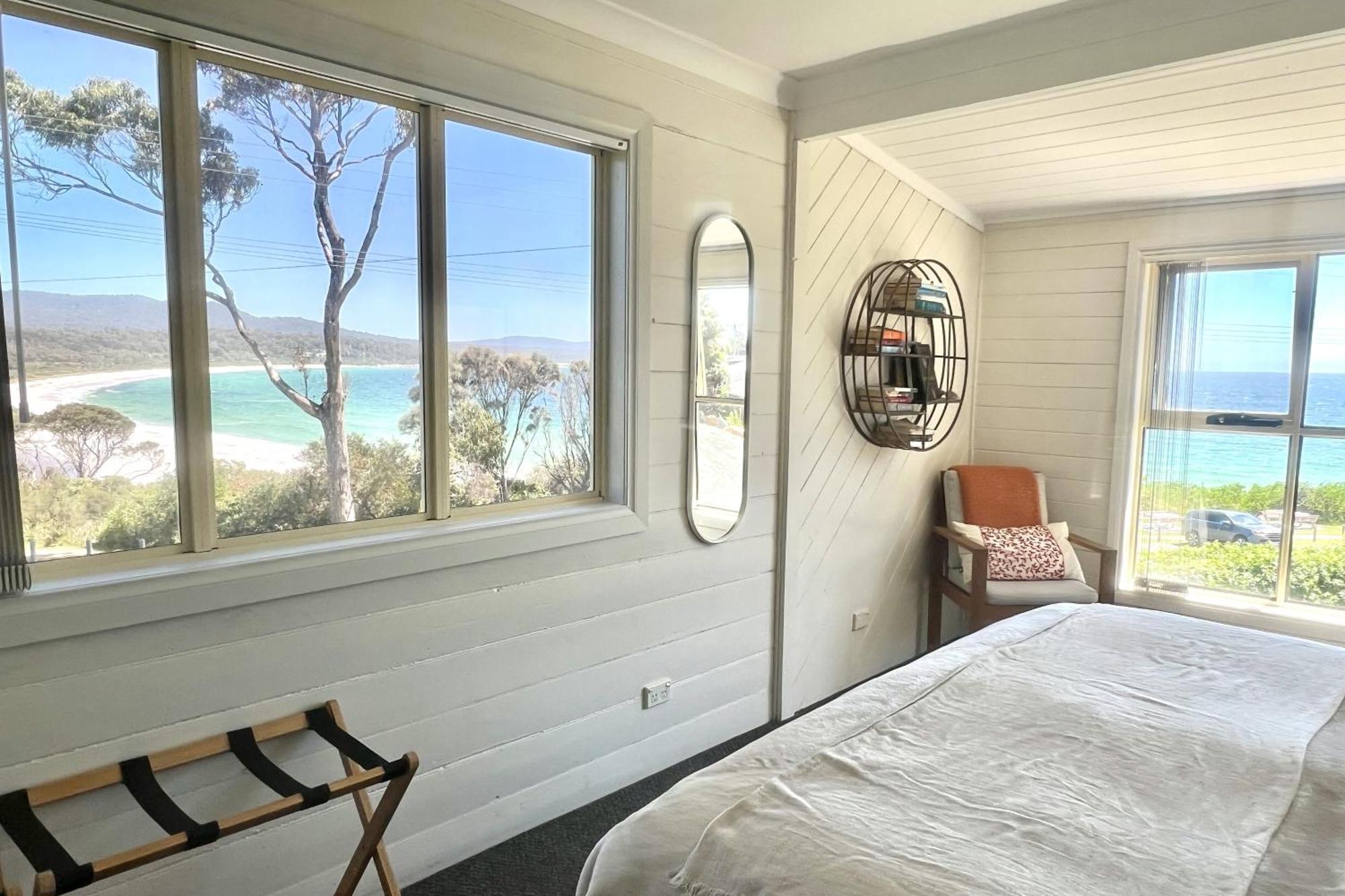 Binalong Beach Cottage Beachfront At Bay Of Fires Next To Restaurant Binalong Bay Exterior foto
